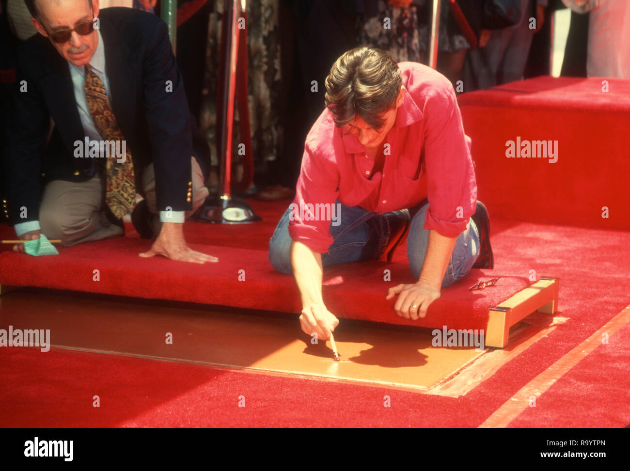 HOLLYWOOD, CA - 28 giugno: l'attore Tom Cruise assiste la mano e il footprint cerimonia di Tom Cruise il 28 giugno 1993 presso il Teatro Cinese di Mann in Hollylwood, California. Foto di Barry re/Alamy Stock Photo Foto Stock