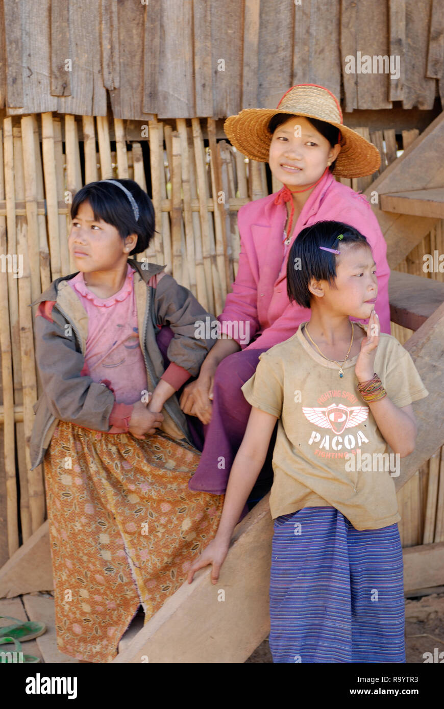 ASIEN, MYANMAR Birmania, Birmania, Kalaw, suedlicher Shan Staat, Menschen des Volksstamm der Palaung, traditionell gekleidete Frau mit Kinder |ASIA, MYANMA Foto Stock
