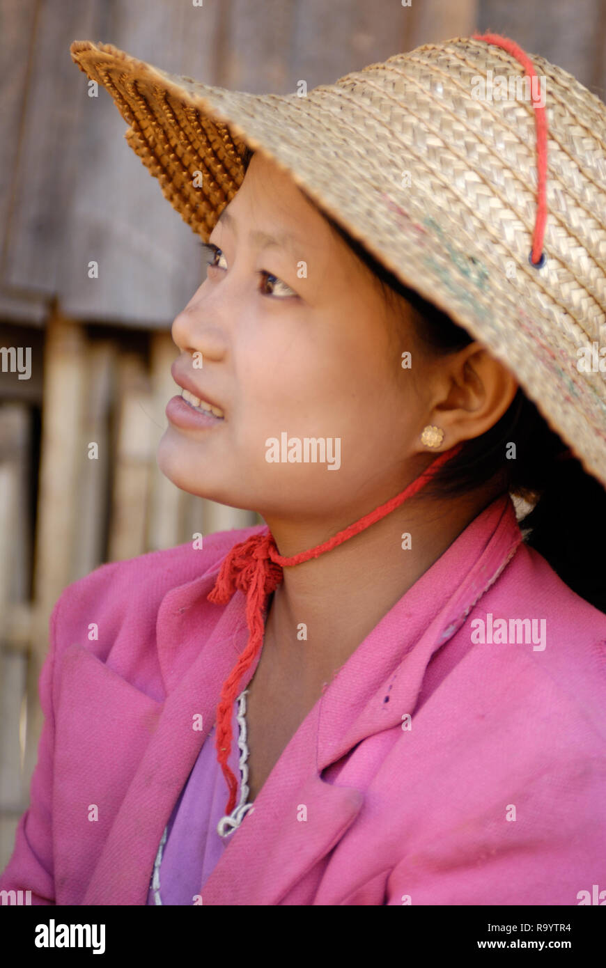 ASIEN, MYANMAR Birmania, Birmania, Kalaw, suedlicher Shan Staat, Menschen des Volksstamm der Palaung, traditionell gekleidete Frau |ASIA, MYANMAR Birmania Foto Stock