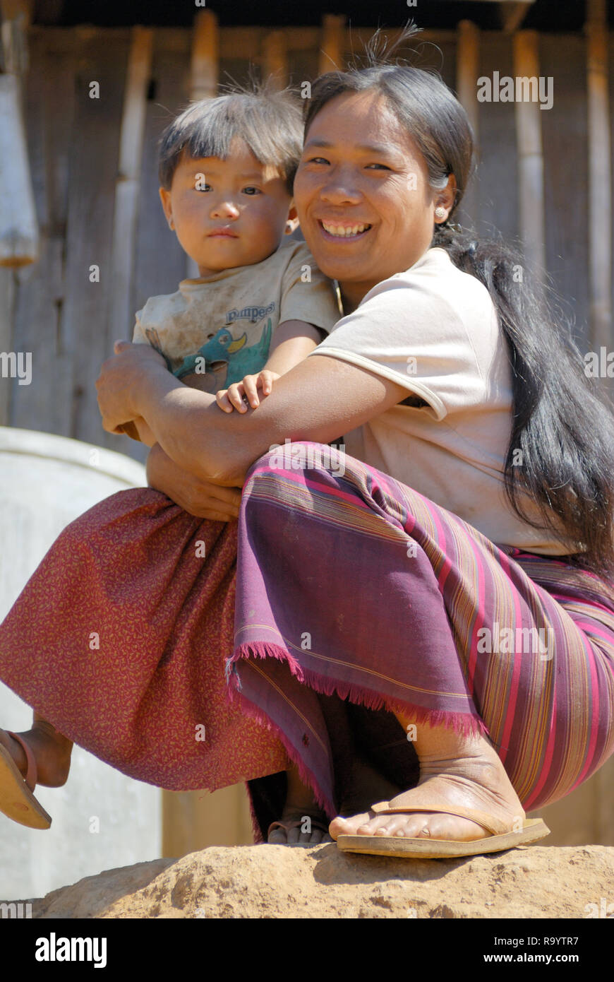 ASIEN, MYANMAR Birmania, Birmania, Kalaw, suedlicher Shan Staat, Menschen des Volksstamm der Palaung, traditionell gekleidete Frau mit tipo |ASIA, Myanmar, Foto Stock