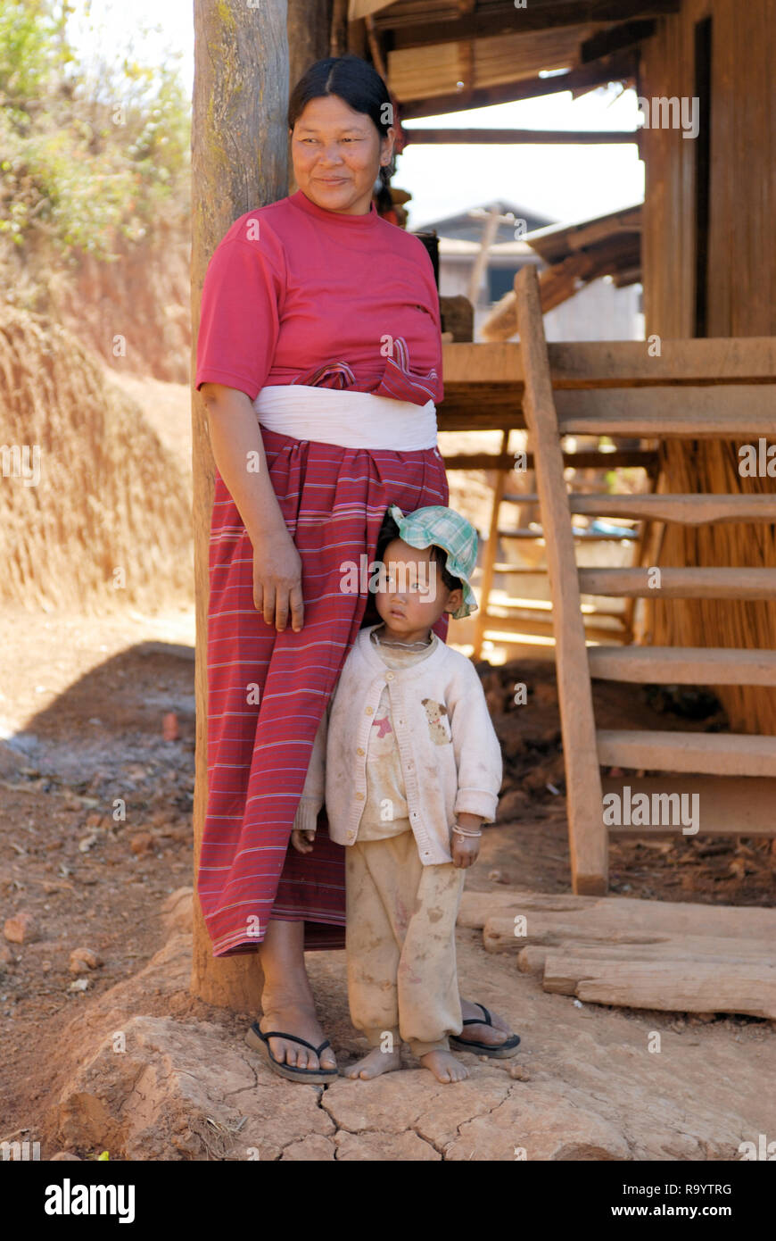 ASIEN, MYANMAR Birmania, Birmania, Kalaw, suedlicher Shan Staat, Menschen des Volksstamm der Palaung, traditionell gekleidete Frau mit tipo |ASIA, Myanmar, Foto Stock