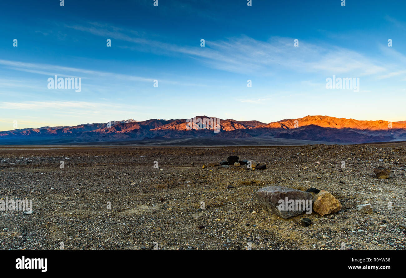 Inizio febbraio mattina vista montagna dal pavimento della valle nella Valle della morte Nazionale Foto Stock