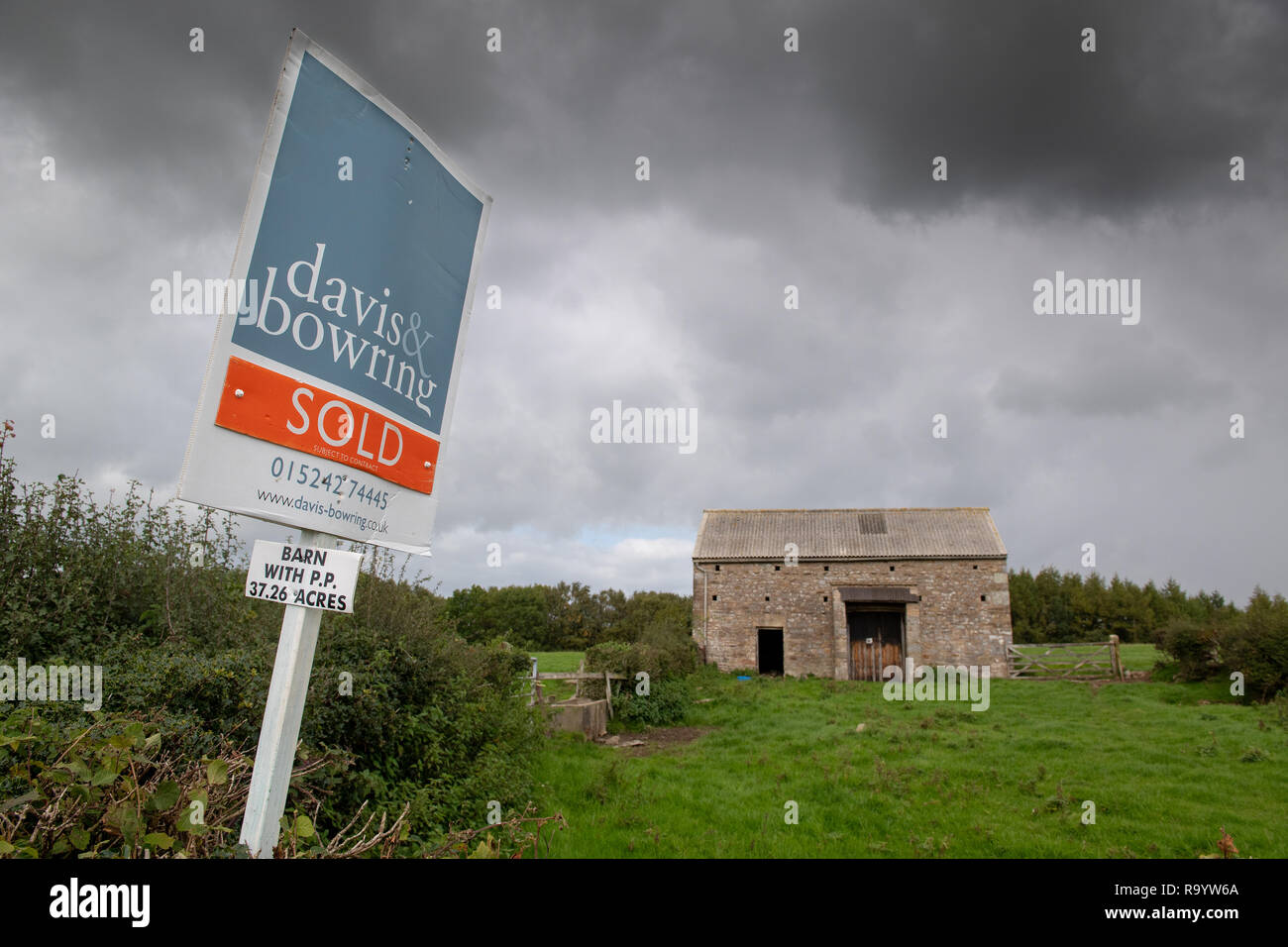 Fienile con permesso di pianificazione e di terreni in vendita in Lancashire, Regno Unito. Foto Stock