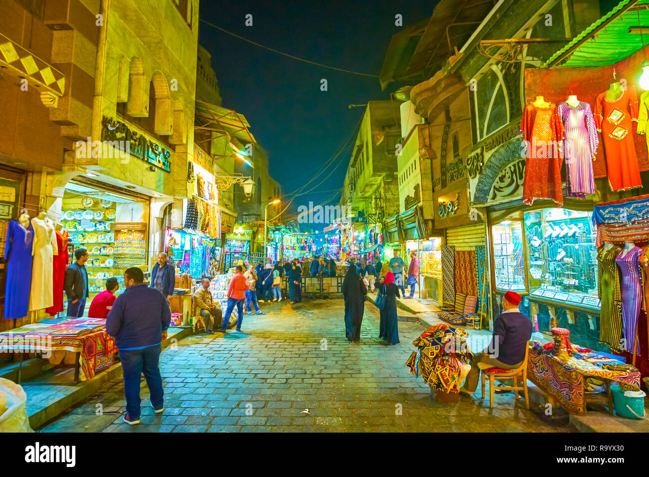 Il Cairo, Egitto - 20 dicembre 2017: l'area di abbigliamento in Khan  El-Khalili souq con negozi di gioielli che si alternano con negozi di  abbigliamento, il venti dicembre in Foto stock - Alamy