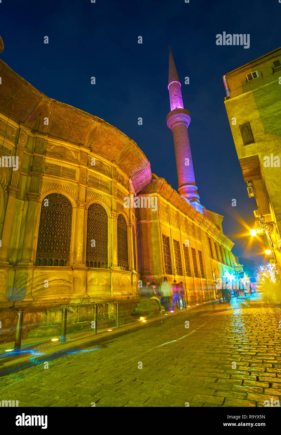 Il Cairo, Egitto - 20 dicembre 2017: la sera vista sul sorprendente Mosque-Sabil medievale di Sulayman Agha al-Silahdar nel complesso bei illuminati di notte Foto Stock