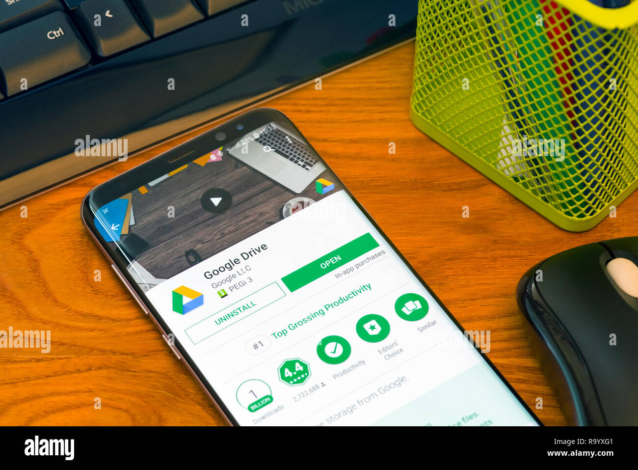 PIATRA NEAMT, Romania - 30 luglio 2018: Samsung S8+ con Google Play store, Google Drive application, Ufficio dello sfondo. Foto Stock