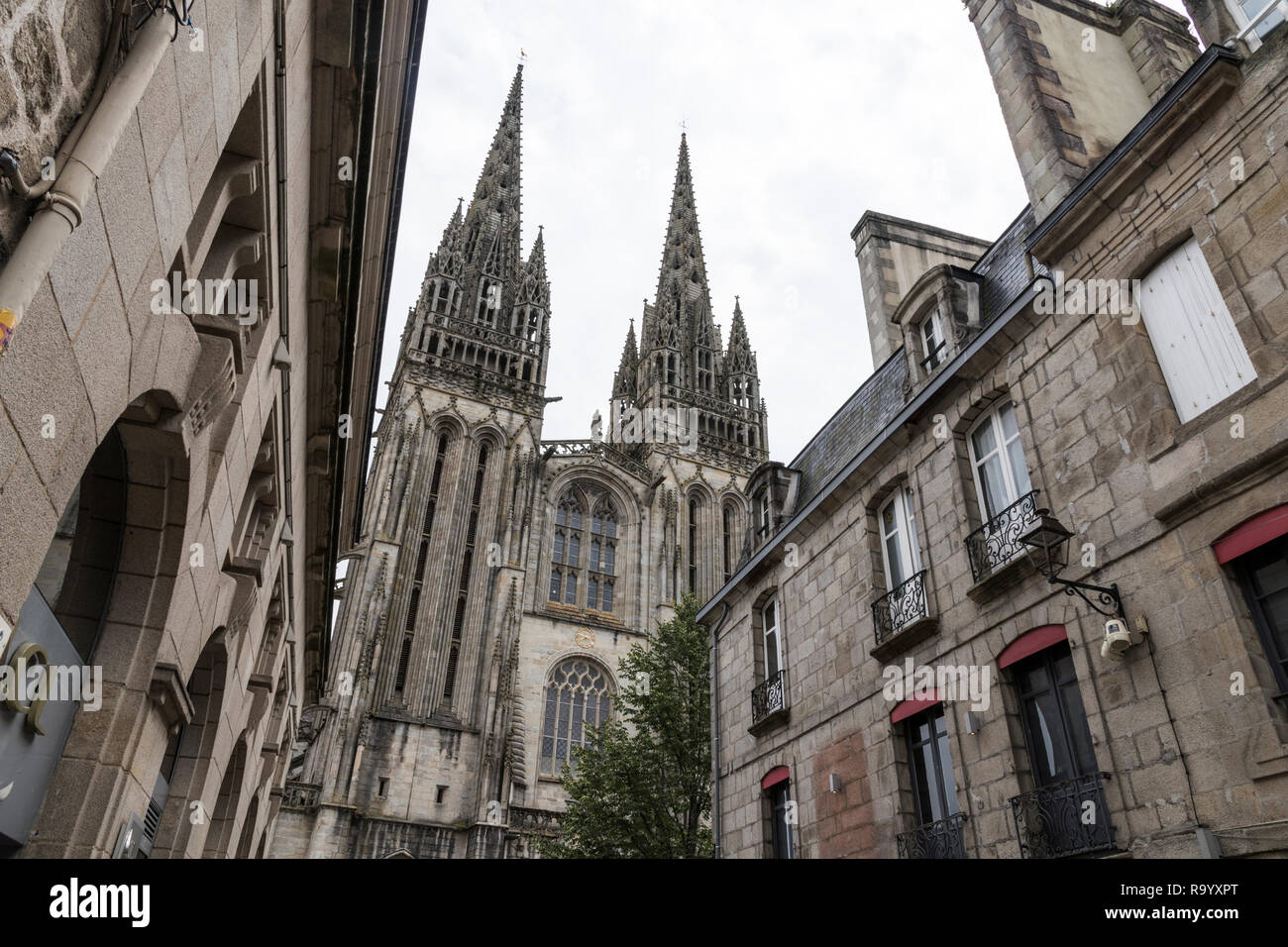 Quimper, Francia. Viste le due torri della cattedrale gotica di San Corentin, una cattedrale cattolica romana e il monumento nazionale di Brittany Foto Stock