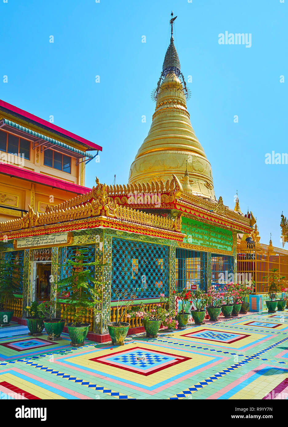 SAGAING, MYANMAR - 21 febbraio 2018: l'alto stupa di presto Oo Ponya Shin Paya (Vertice Pagoda) con intricati hti ombrellone e santo santuario sul per Foto Stock