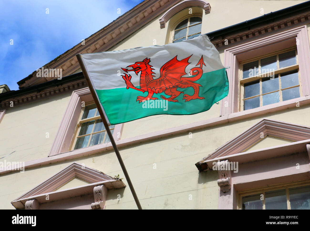 Bandiera del Galles su un edificio nella città di Caernarfon,Gran Bretagna Foto Stock