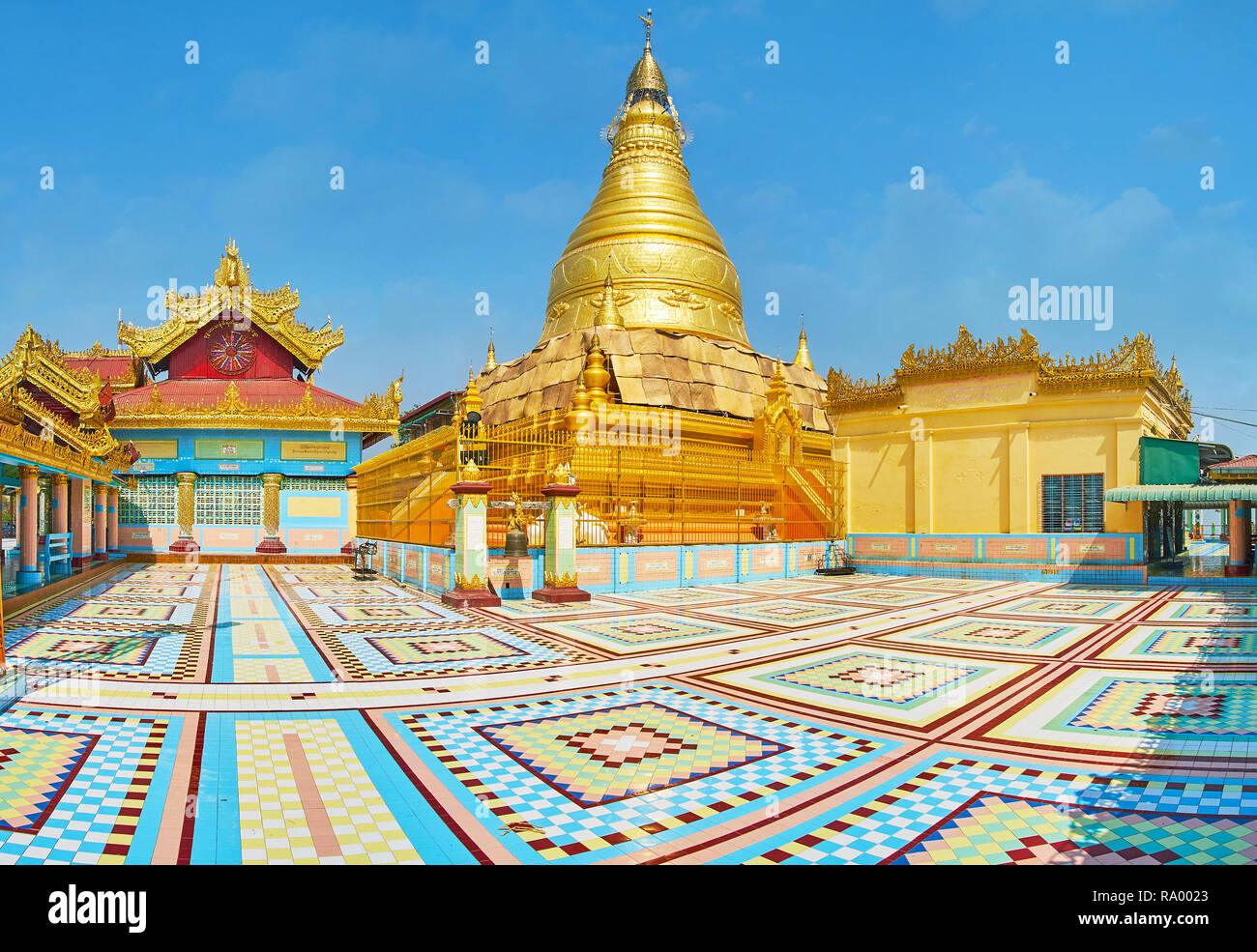 SAGAING, MYANMAR - 21 febbraio 2018: Il pittoresco cortile medievale di presto Oo Ponya Shin Paya (Vertice Pagoda) con pattern colorati sul pavimento Foto Stock