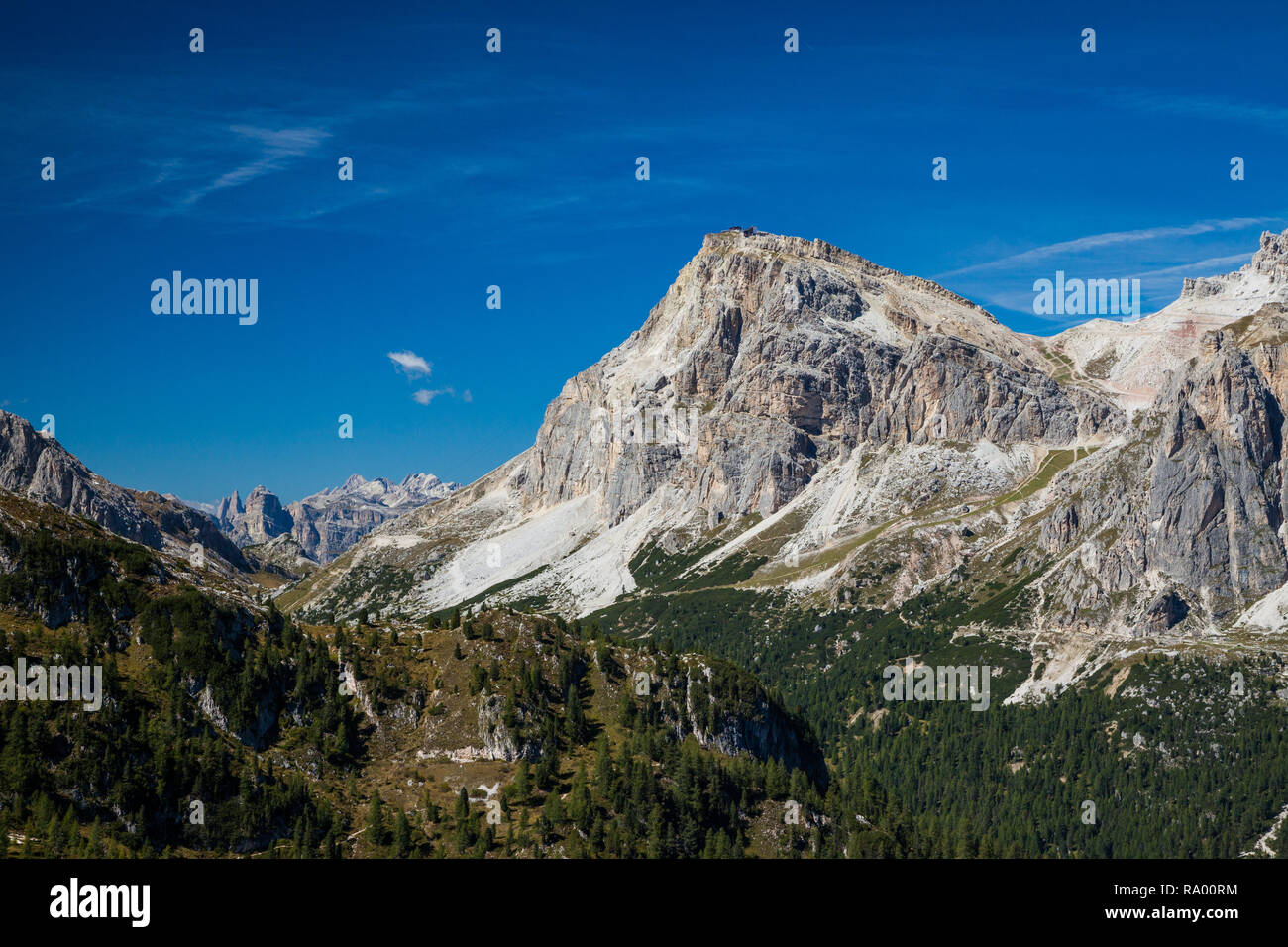 Escursioni intorno a Cinque Torri nelle Dolomiti del Nord Italia, Europa Foto Stock