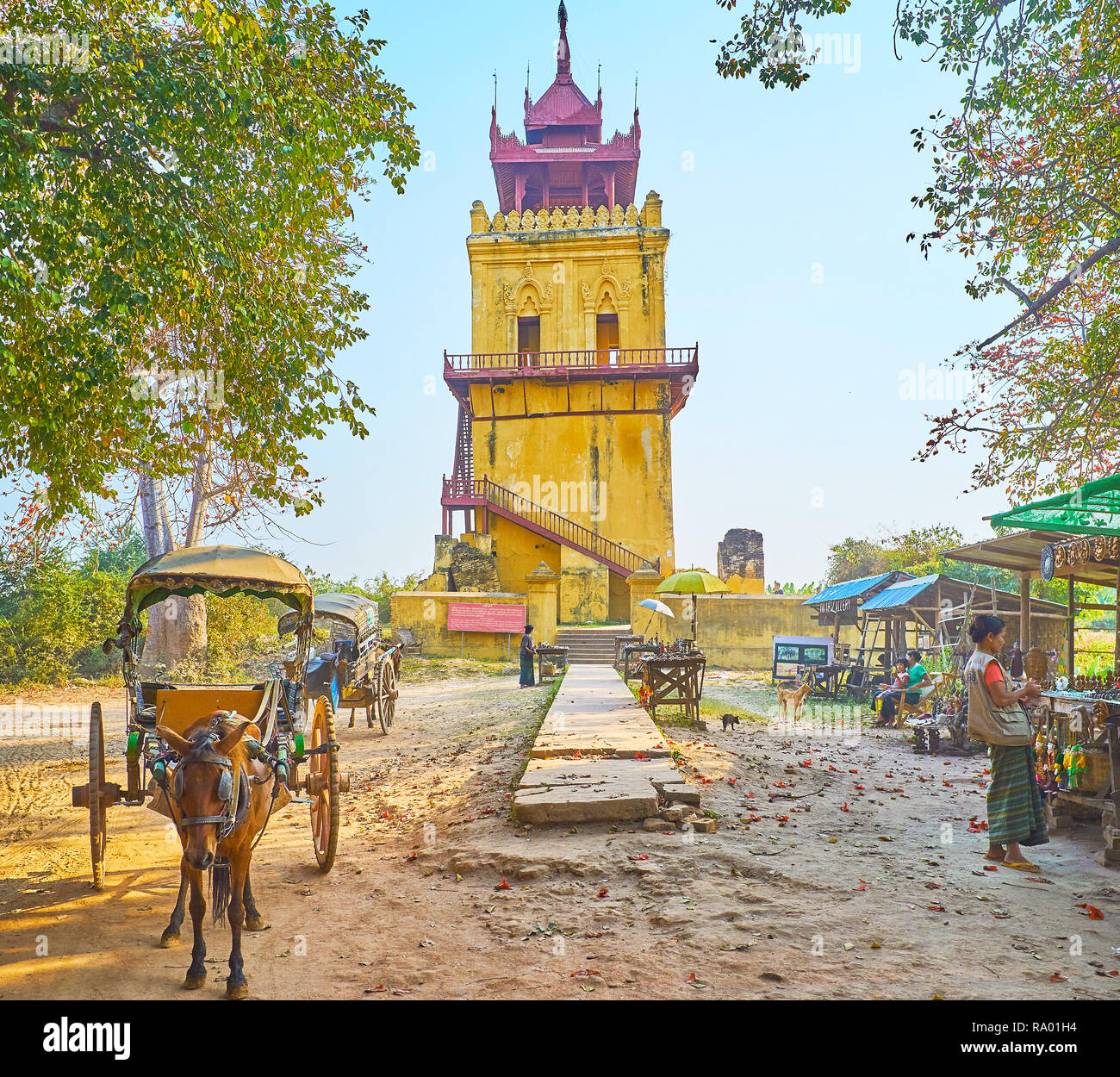 AVA, MYANMAR - 21 febbraio 2018: Il Nanmyin pendente torre di avvistamento è il solo rimanere del medievale Palazzo Reale, spostato ad Amarapura, il 21 febbraio ho Foto Stock