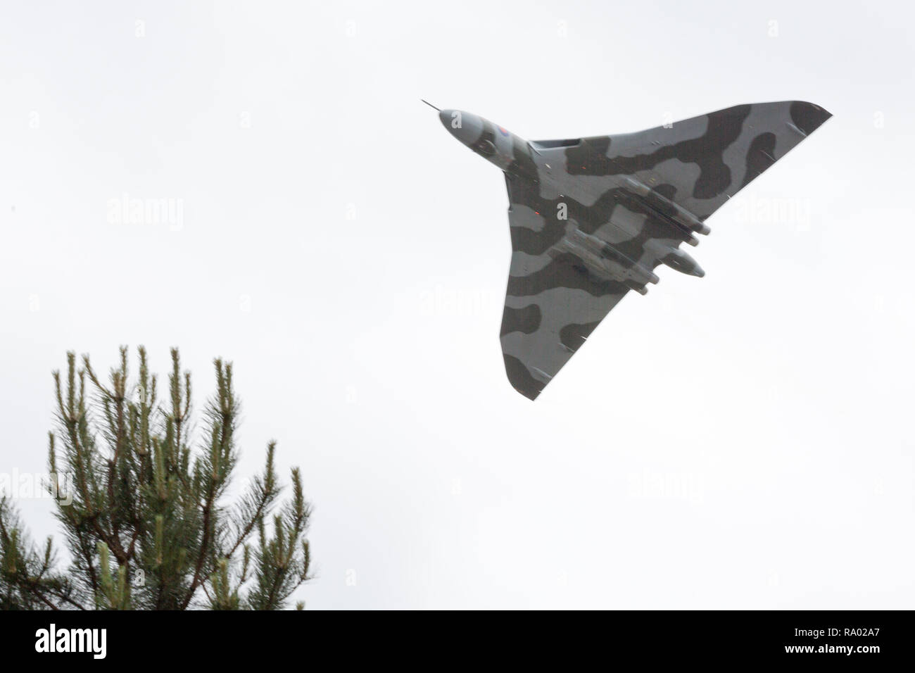 XH558 l'ultimo volo degno Vulcan completa il suo addio volo sopra l'aeroporto di Coventry e prima di cessare tutte le ulteriori voli Foto Stock