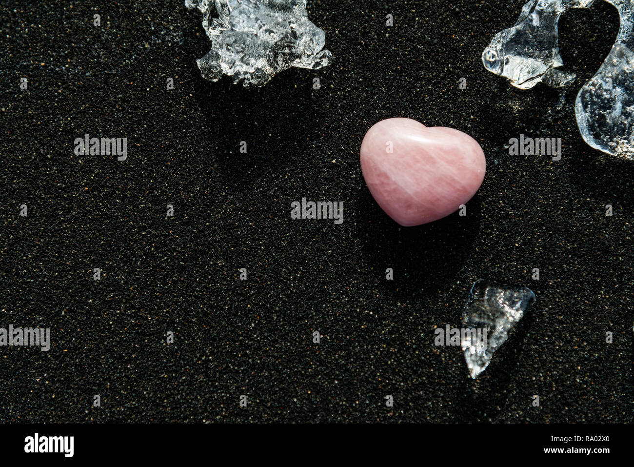 Il cuore di pietra e pezzi di ghiaccio sulla sabbia nera in Islanda Foto Stock