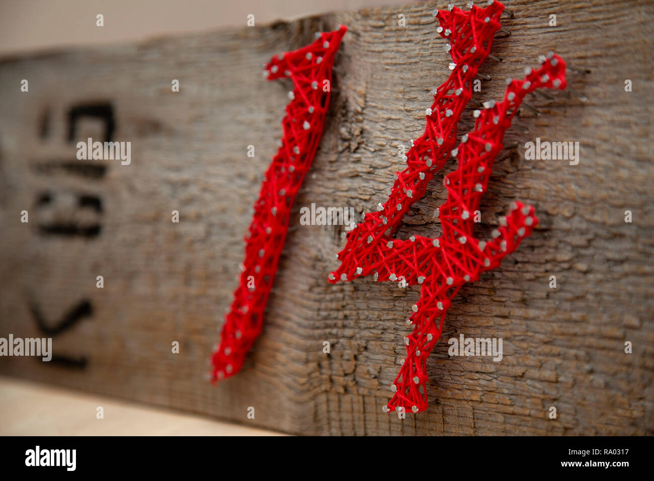 Numero 14 in rosso di filettature su una vecchia scheda a secco Foto Stock