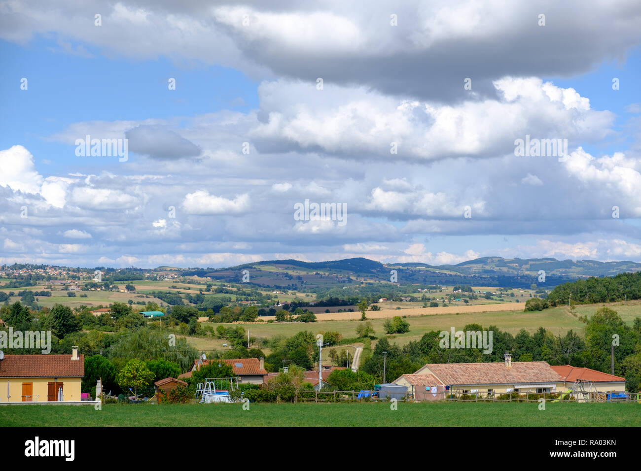 Vista panoramica su una fattoria in Saint Medard en Forez nel dipartimento della Loira della Francia centrale Foto Stock