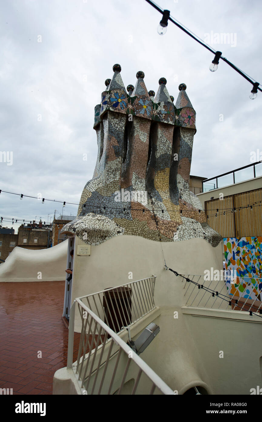 Tetto ornato di camini presso la Casa Batllo house progettata da Antoni Gaudi, Barcellona, Spagna Foto Stock