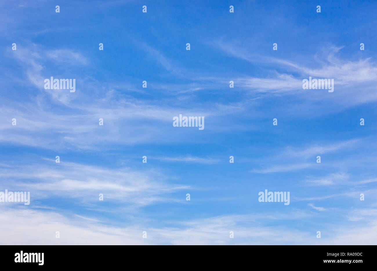 Cielo blu e nuvole bianche, sfondo vivace Foto Stock