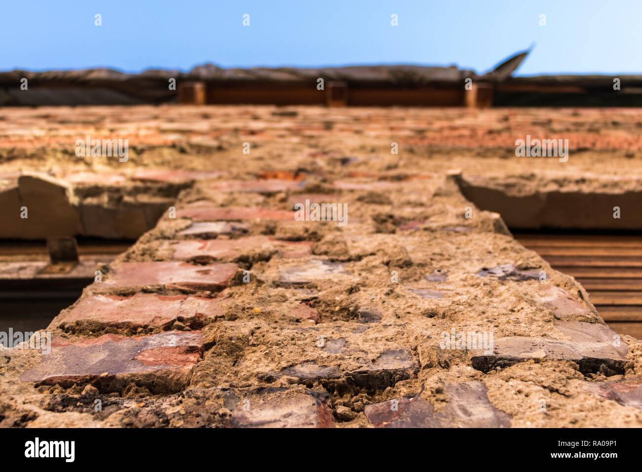 Materie muro in mattoni con finestre e persiane. Foto Stock