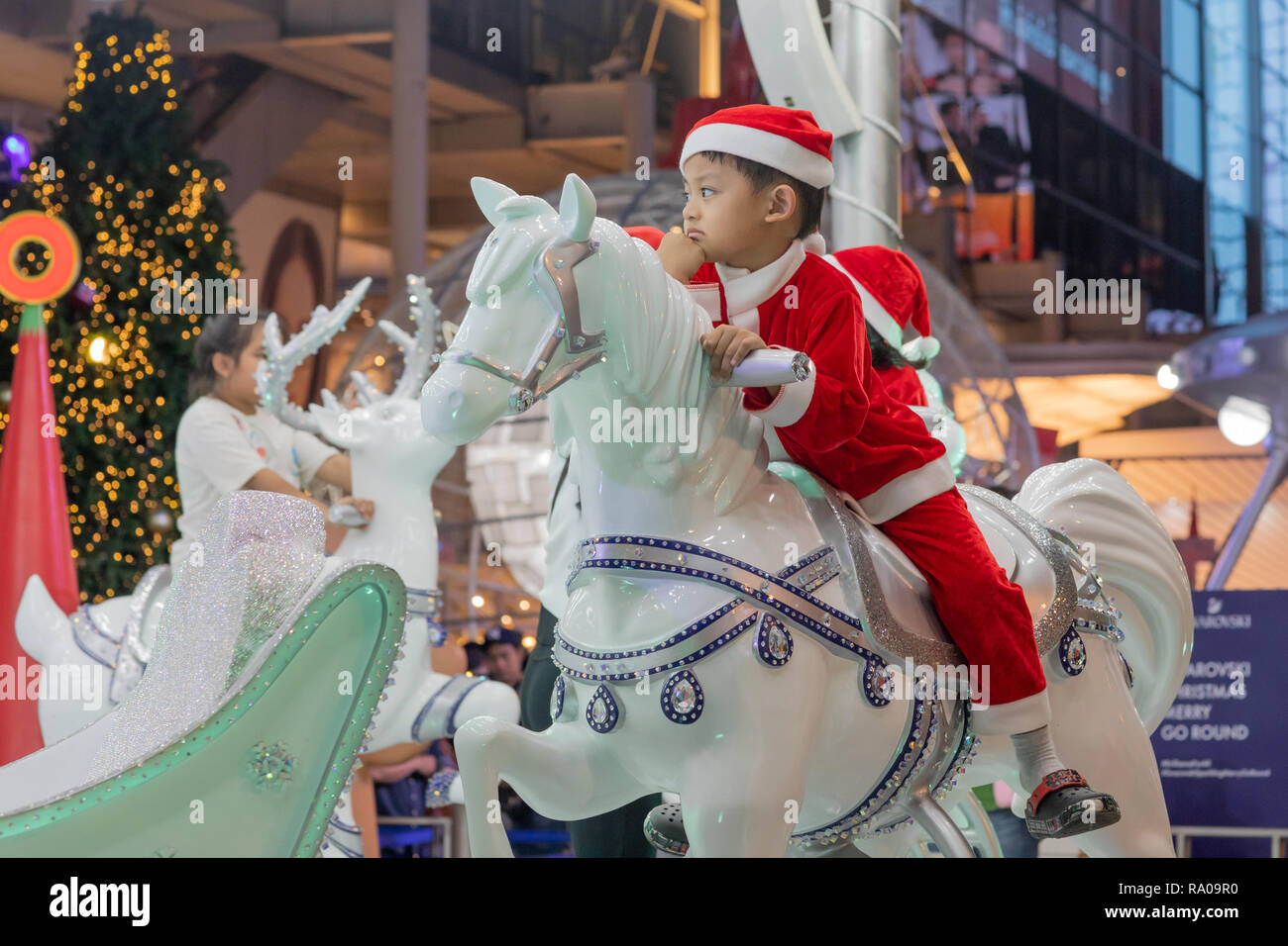Bambino godendo il Natale mostra. Foto Stock