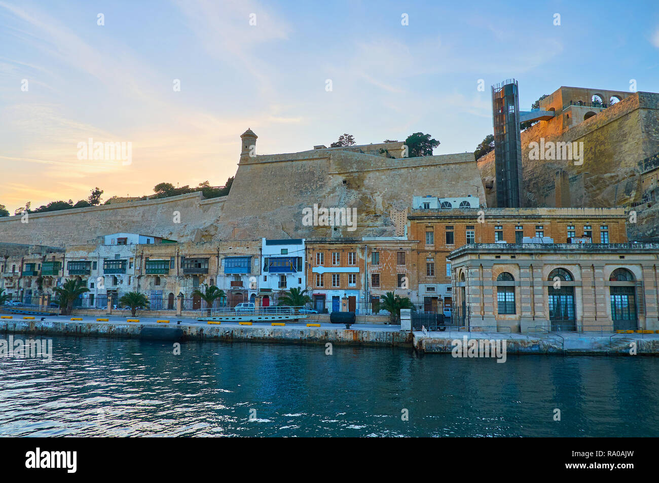 La sera il panorama di San Pietro e Paolo e Counterguard Barrakka dal sollevamento del Grand Harbour di La Valletta, Malta. Foto Stock