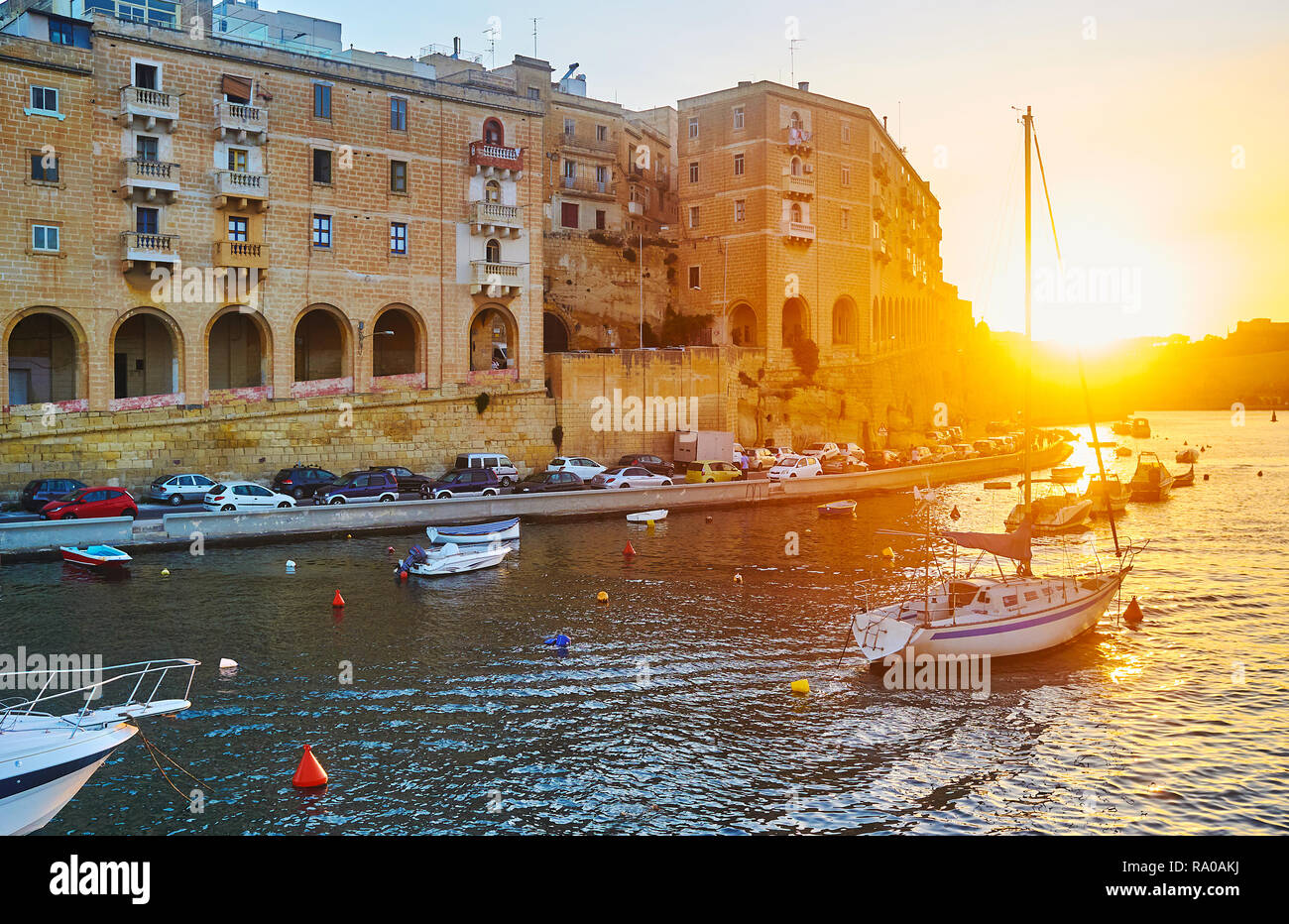 Godetevi il viaggio in barca lungo le città di La Valletta Grand Harbour e sul tramonto, Senglea, Malta. Foto Stock