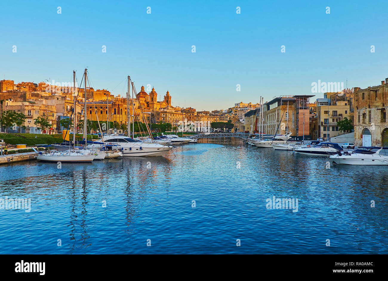 Guarda l'architettura medievale e quartieri costieri di Bormla dalla vittoriosa marina, Malta. Foto Stock