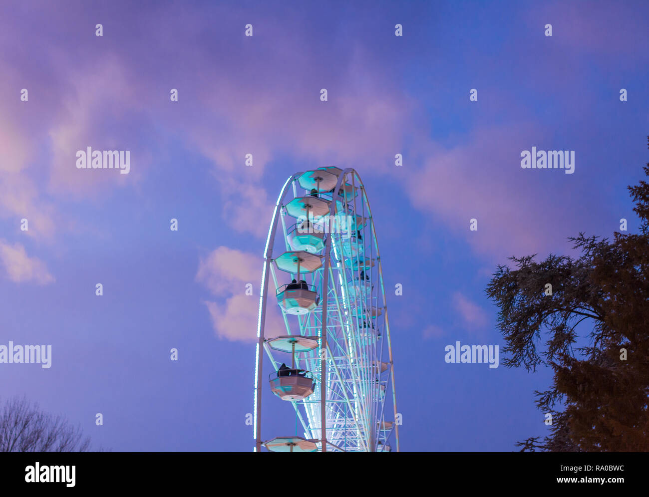 La grande ruota panoramica sullo sfondo della soleggiata cielo blu Foto Stock