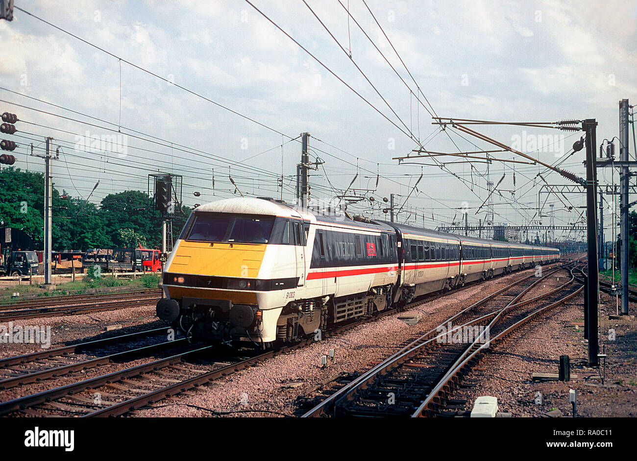 Una classe 91 locomotiva elettrica 91003 numero di capi a nord con un East Coast Main Line servizio InterCity a Alexandra Palace il 1 luglio 1994. Foto Stock
