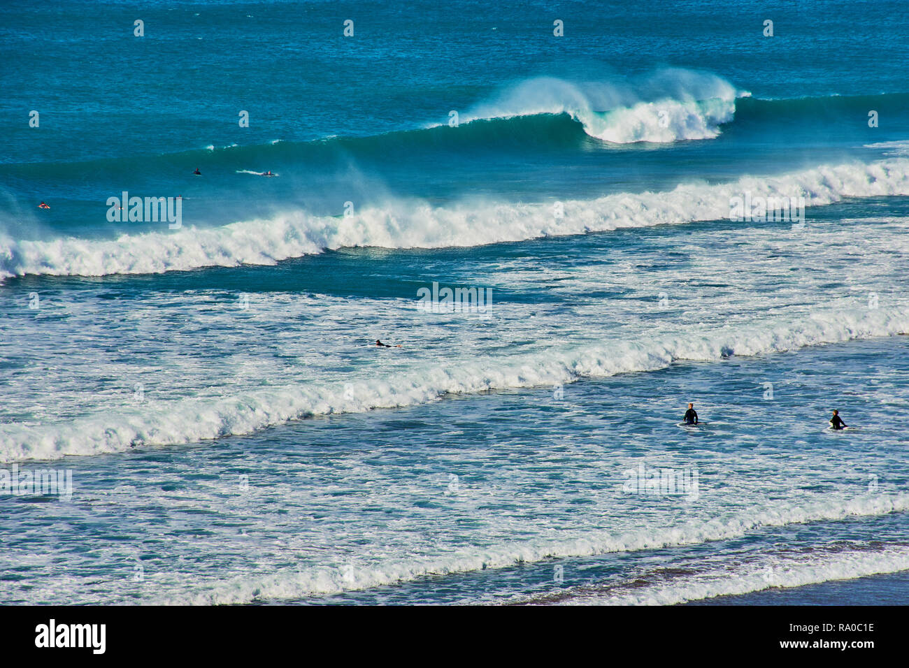 Grandi onde a Trebarwith Strand spiaggia con corpo surfers Foto Stock