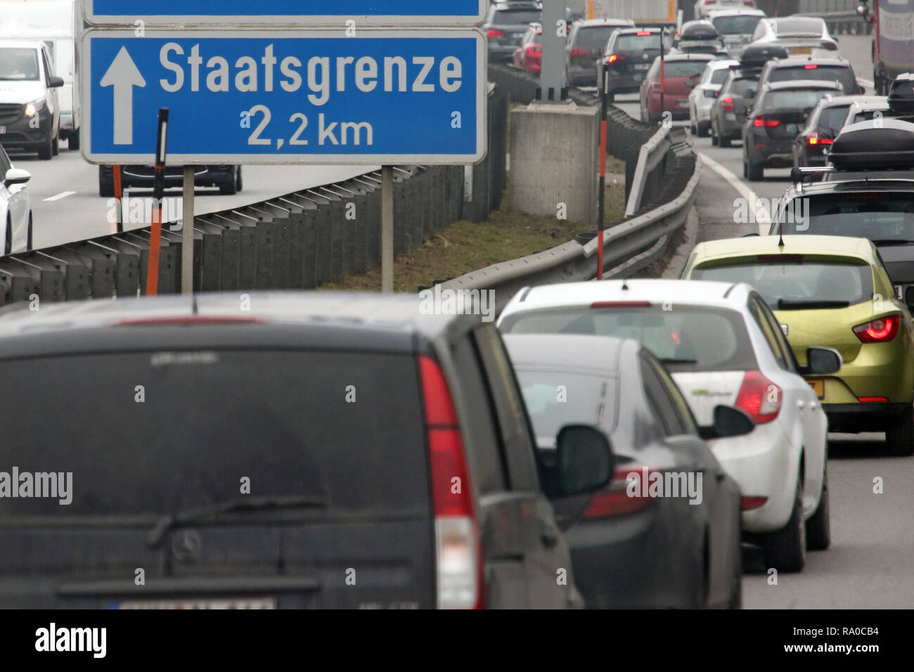 10.02.2018, Tirol, Kufstein, Oesterreich, Schild Staatsgrenze auf der A93. 00S180210D005CARO.JPG [modello di rilascio: non applicabile, la proprietà di rilascio: non Foto Stock