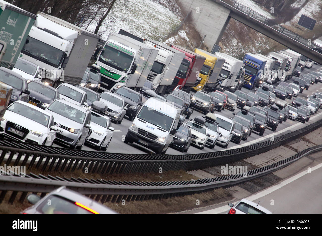 10.02.2018, Bayern, Holzkirchen, Deutschland, Stau auf der A8 in Richtung Sueden. 00S180210D087CARO.JPG [modello di rilascio: non applicabile, proprietà RELEA Foto Stock