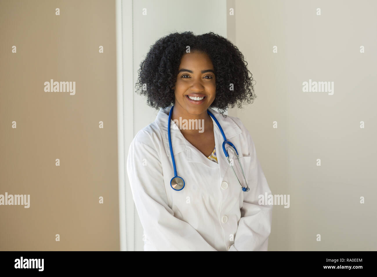 Ritratto di un americano africano medico donna. Foto Stock