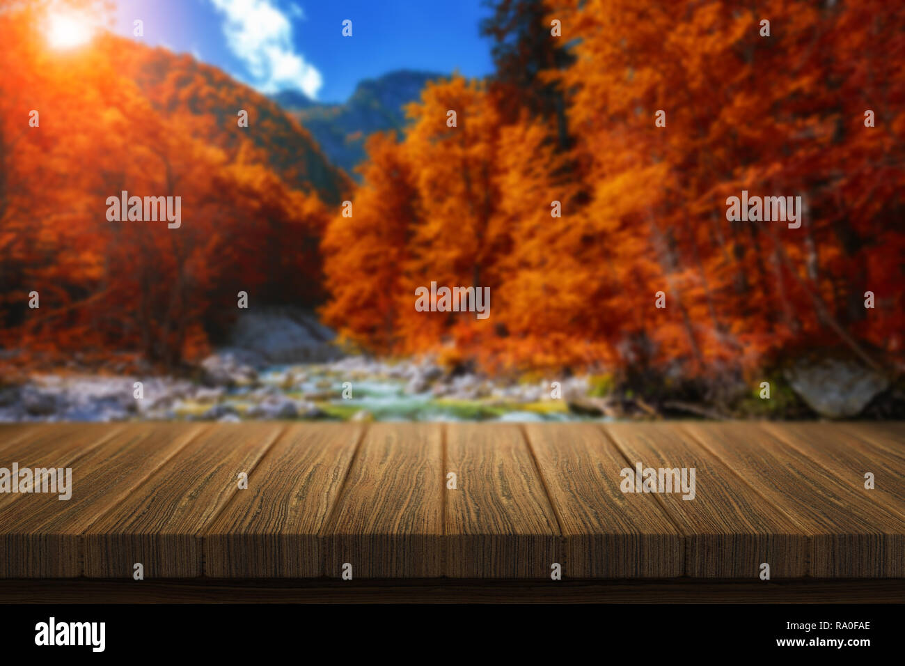 Svuotare tavolo in legno per il product placement o montaggi con particolare attenzione al tavolo in primo piano. Mock up per la visualizzazione del prodotto. Bellissimo sfondo wi Foto Stock
