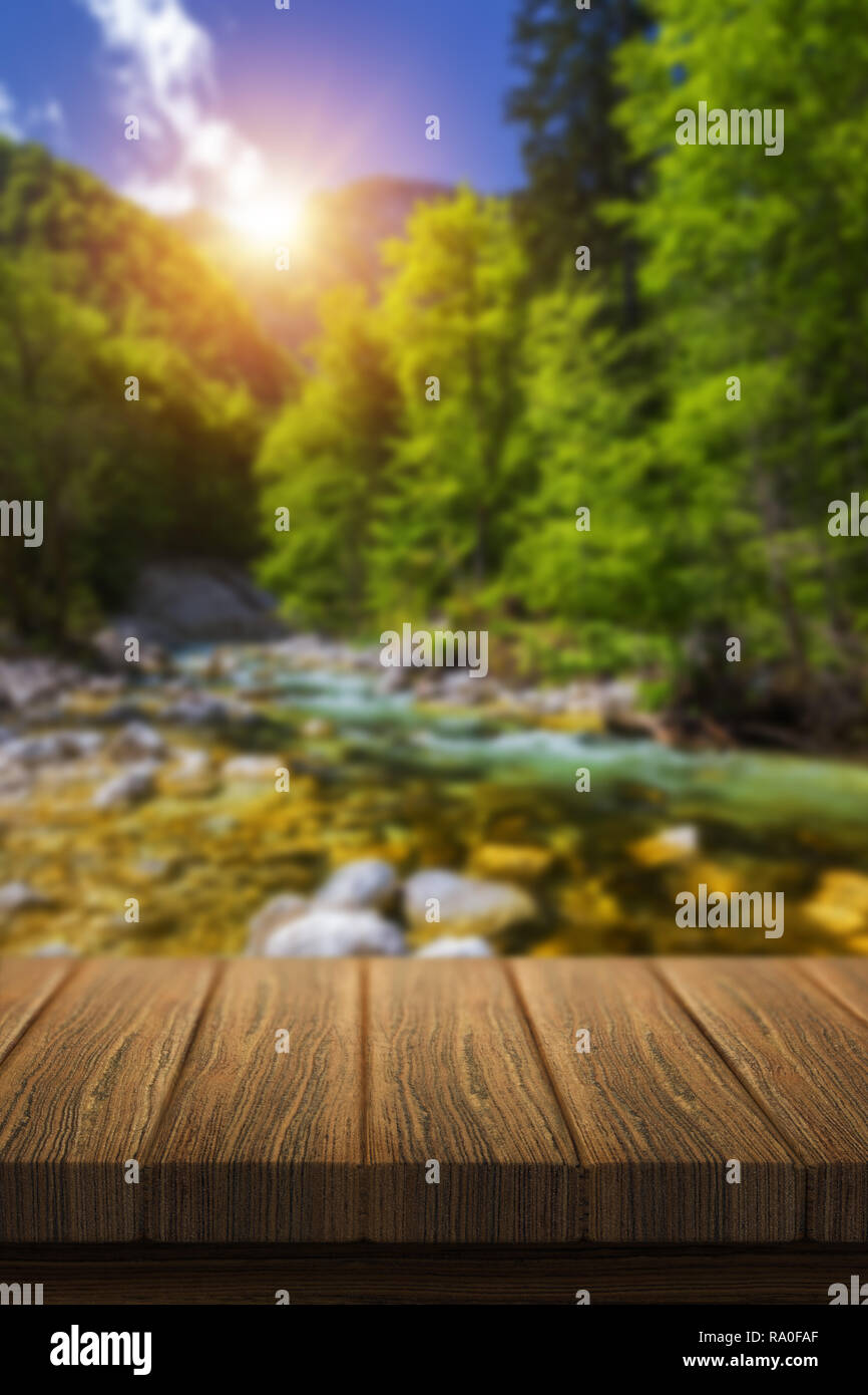 Svuotare tavolo in legno nella parte anteriore di astratta sfondo sfocato in natura, può essere utilizzato per visualizzare o montaggio dei vostri prodotti. Mock up per la visualizzazione del prodotto Foto Stock
