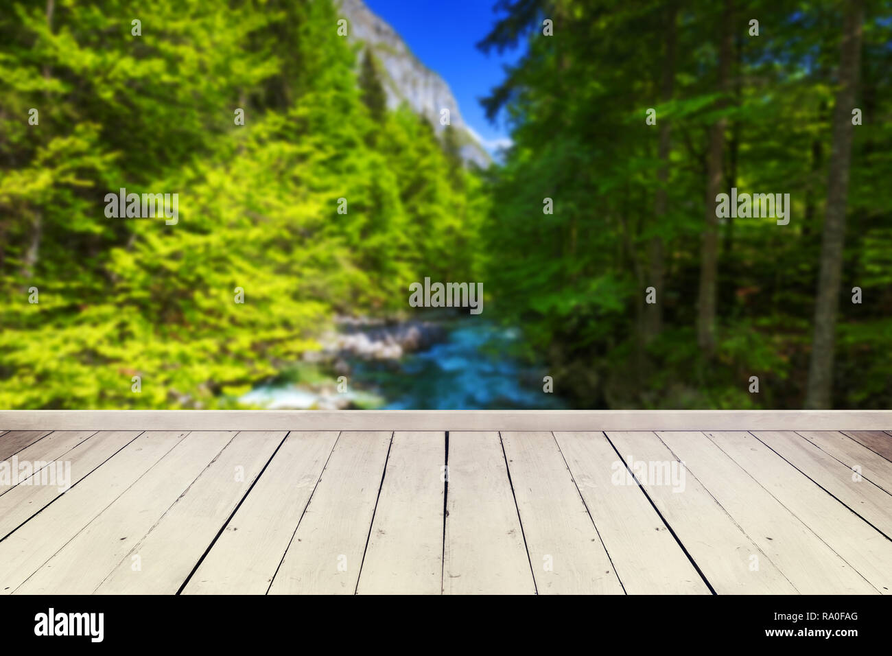 Svuotare tavolo in legno nella parte anteriore di astratta sfondo sfocato in natura, può essere utilizzato per visualizzare o montaggio dei vostri prodotti. Mock up per la visualizzazione del prodotto Foto Stock