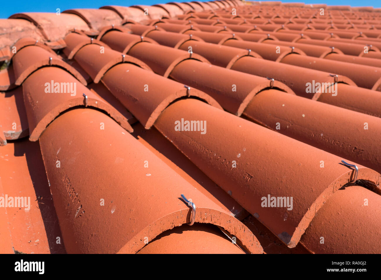 Close-up di tegole del tetto fissato mediante staffe metalliche, Galizia, Spagna Foto Stock