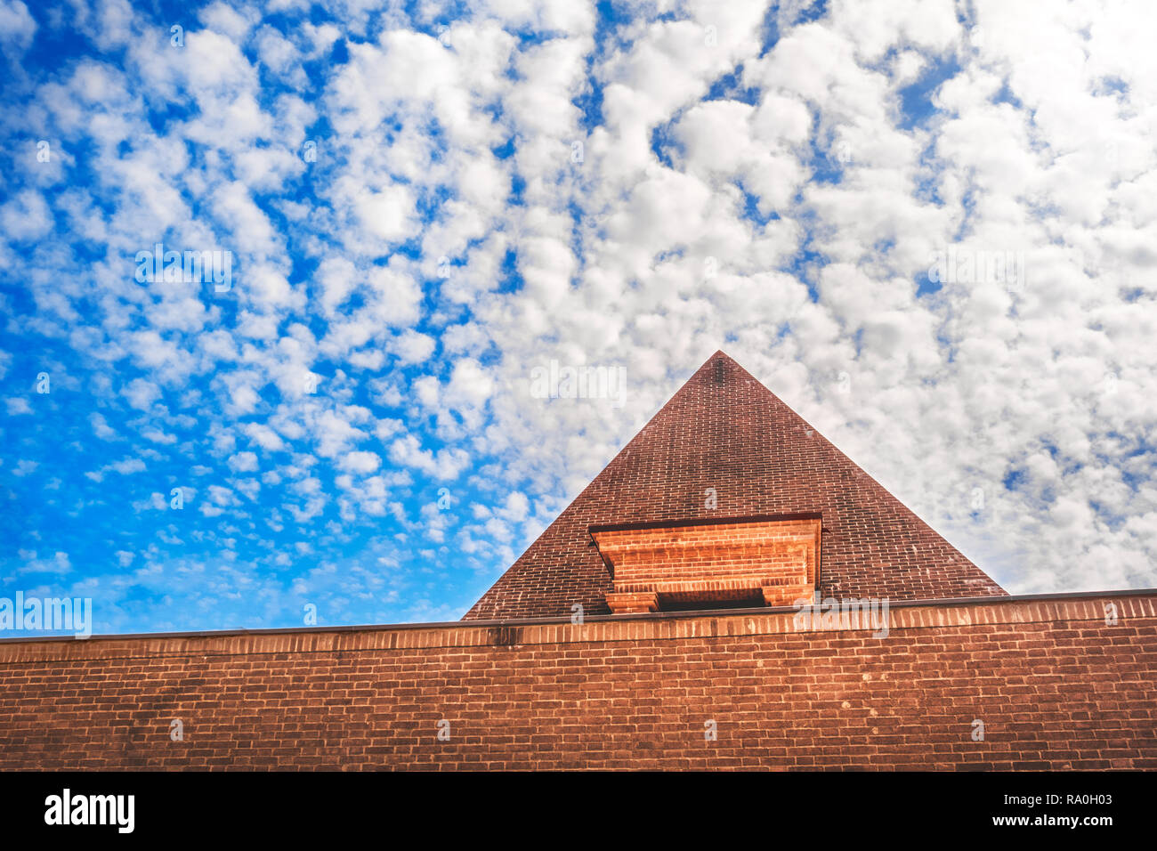 Piramide di sfondo cielo cloudscape viaggi in Egitto Foto Stock
