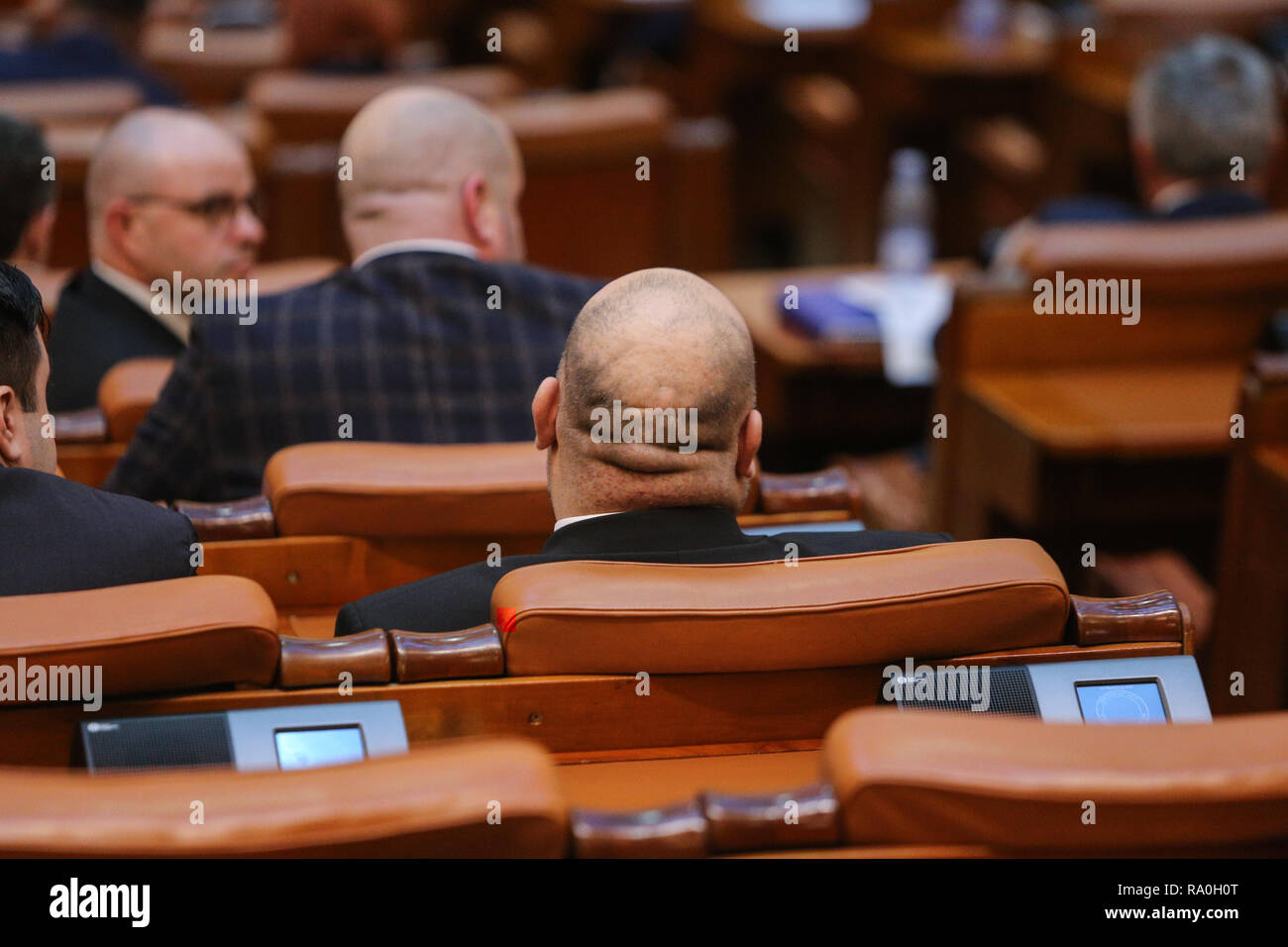 Bucarest, Romania - 12 dicembre 2018: membro rumeno del Parlamento è di prendere parte a una riunione della Camera dei Deputati Foto Stock