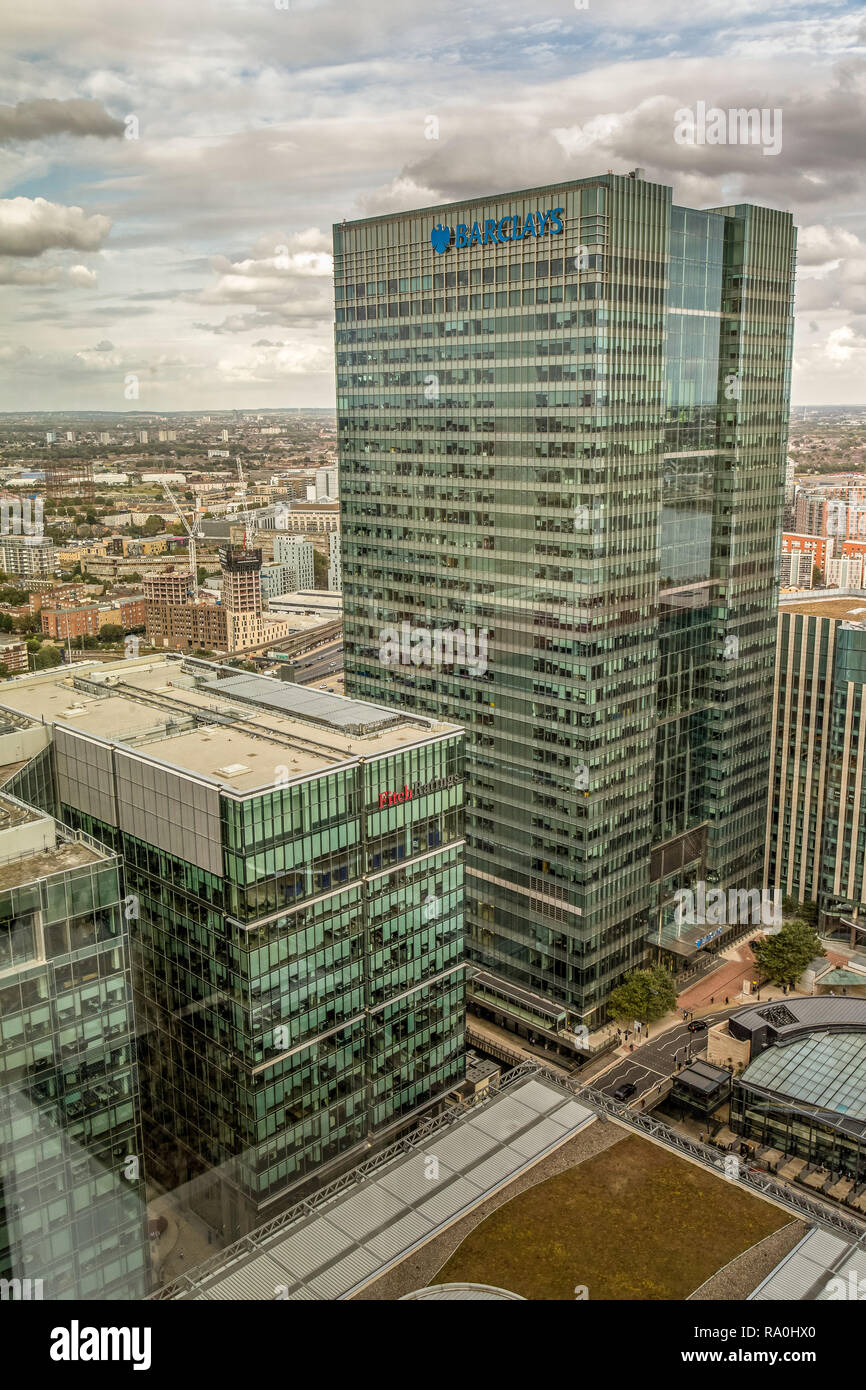 La Fitch Ratings e Barclays Bank Headquarters Building a 1 Churchill Place, Canary Wharf, Londra, con il fiume Tamigi in background. Foto Stock