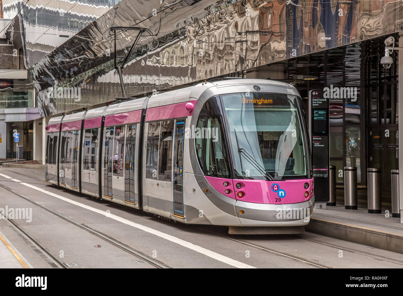 Midland Metro Tram nel centro della città di Birmingham, Inghilterra. fuori Birmingham Grand central train station. Foto Stock
