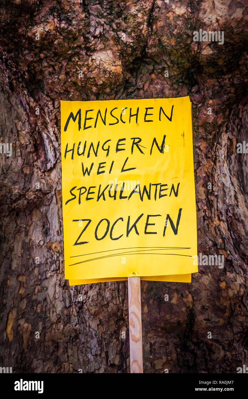 Il poster con il testo che recita "Gli esseri umani stanno morendo di fame a causa di speculatori sono il gioco d'azzardo', Foto Stock