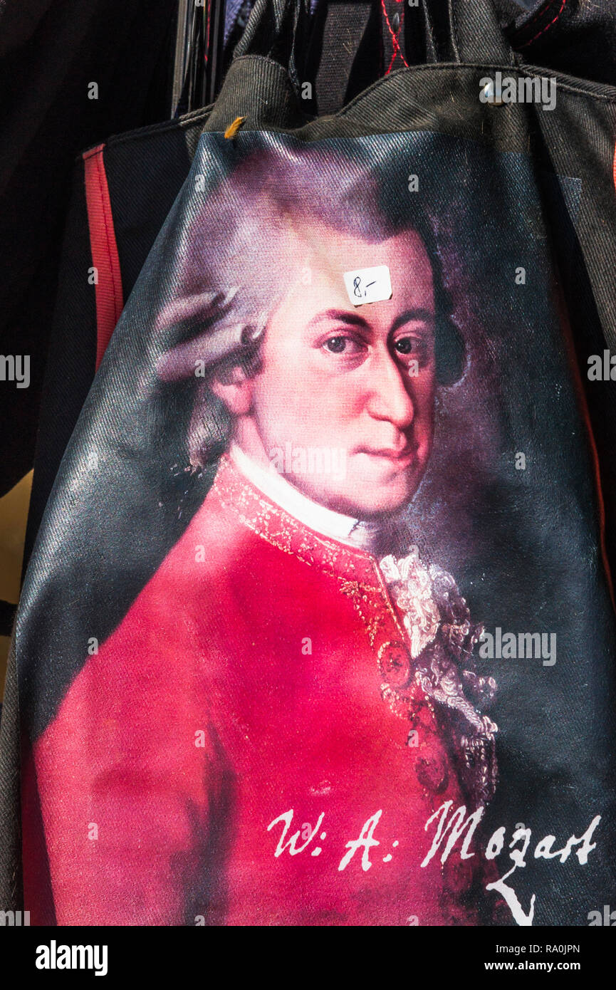 Borsa con un ritratto di Wolfgang Amadeus Mozart e un prezzo tag:  8.- euro  Foto Stock