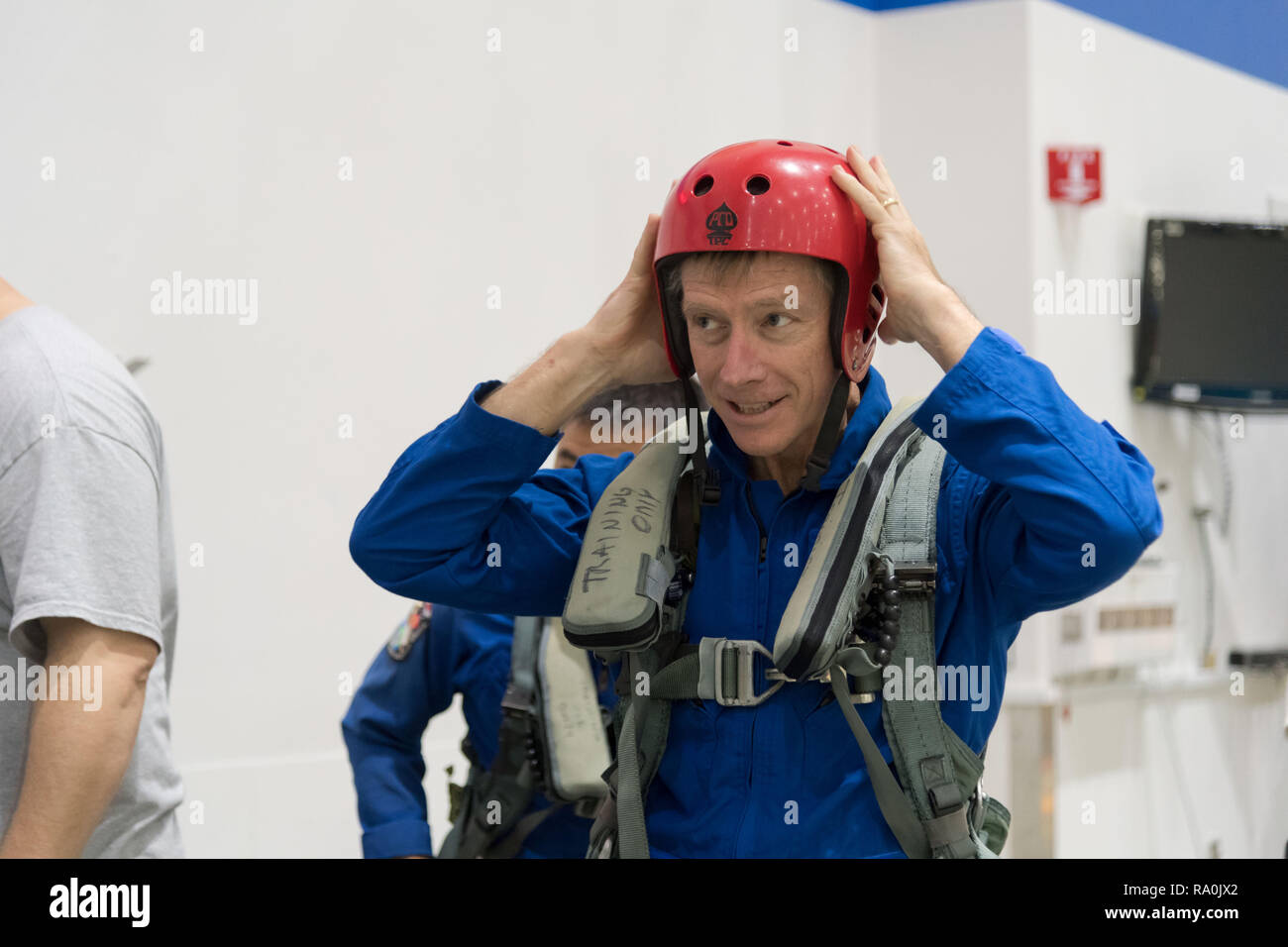 La NASA Boeing Commercial equipaggio astronauta Chris Ferguson si prepara per la sopravvivenza dell'acqua di formazione presso il folle Bouyancy laboratorio al centro spaziale Johnson Agosto 15, 2018 a Houston, Texas. Ferguson è assegnato al Boeing Starliner primo volo con equipaggio. Foto Stock