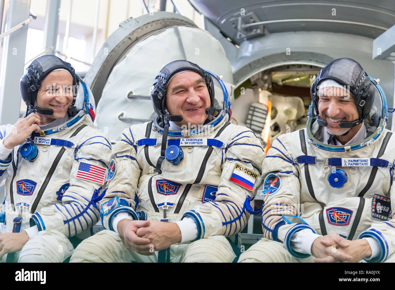 Stazione Spaziale Internazionale spedizione backup di 58 membri di equipaggio ha attirato Morgan della NASA, sinistra, Alexander Skvortsov di Roscosmos, centro e Luca Parmitano dell'Agenzia spaziale europea pongono al di fuori della Soyuz simulatore presso il Gagarin Cosmonaut Training Center Novembre 13, 2018 in Star City, Russia. Foto Stock