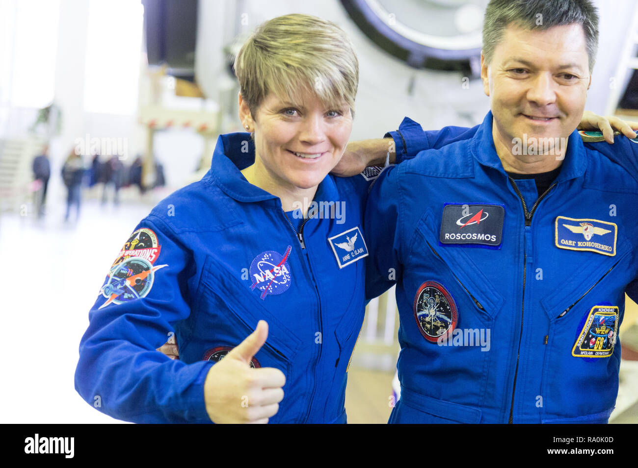 Stazione Spaziale Internazionale Expedition 58 membri dell equipaggio Anne McClain della NASA e Oleg Kononenko di Roscosmos rappresentano per i fotografi al Gagarin Cosmonaut Training Center Novembre 13, 2018 in Star City, Russia. Expedition 58 equipaggio sono programmati per il lancio il 3 dicembre dal cosmodromo di Baikonur in Kazakhstan per un periodo di sei-e-un-metà mese missione sulla Stazione spaziale internazionale. Foto Stock