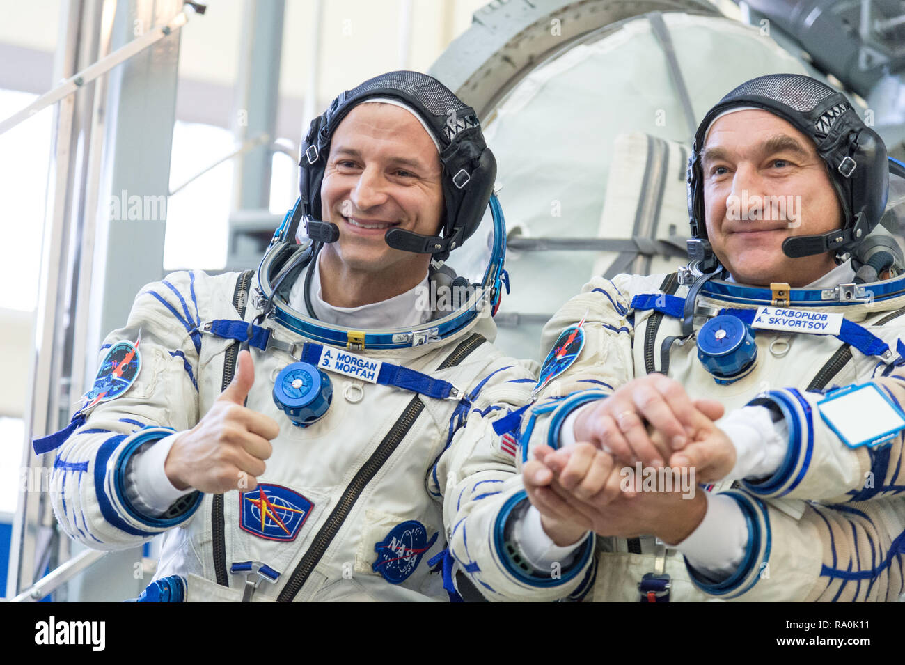 Stazione Spaziale Internazionale spedizione backup di 58 membri di equipaggio ha attirato Morgan della NASA, sinistra e Alexander Skvortsov di Roscosmos pongono al di fuori della Soyuz simulatore presso il Gagarin Cosmonaut Training Center Novembre 13, 2018 in Star City, Russia. Foto Stock