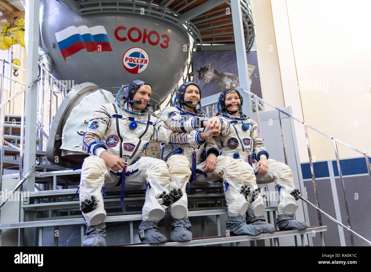 Stazione Spaziale Internazionale Expedition 58 membri di equipaggio David Saint-Jacques dell'Agenzia Spaziale Canadese, sinistra, Oleg Kononenko di Roscosmos, centro e Anne McClain della NASA pongono al di fuori della Soyuz simulatore presso il Gagarin Cosmonaut Training Center Novembre 14, 2018 in Star City, Russia. I tre sono in programma per il lancio il 3 dicembre dal cosmodromo di Baikonur in Kazakhstan per un periodo di sei-e-un-metà mese missione sulla Stazione spaziale internazionale. Foto Stock