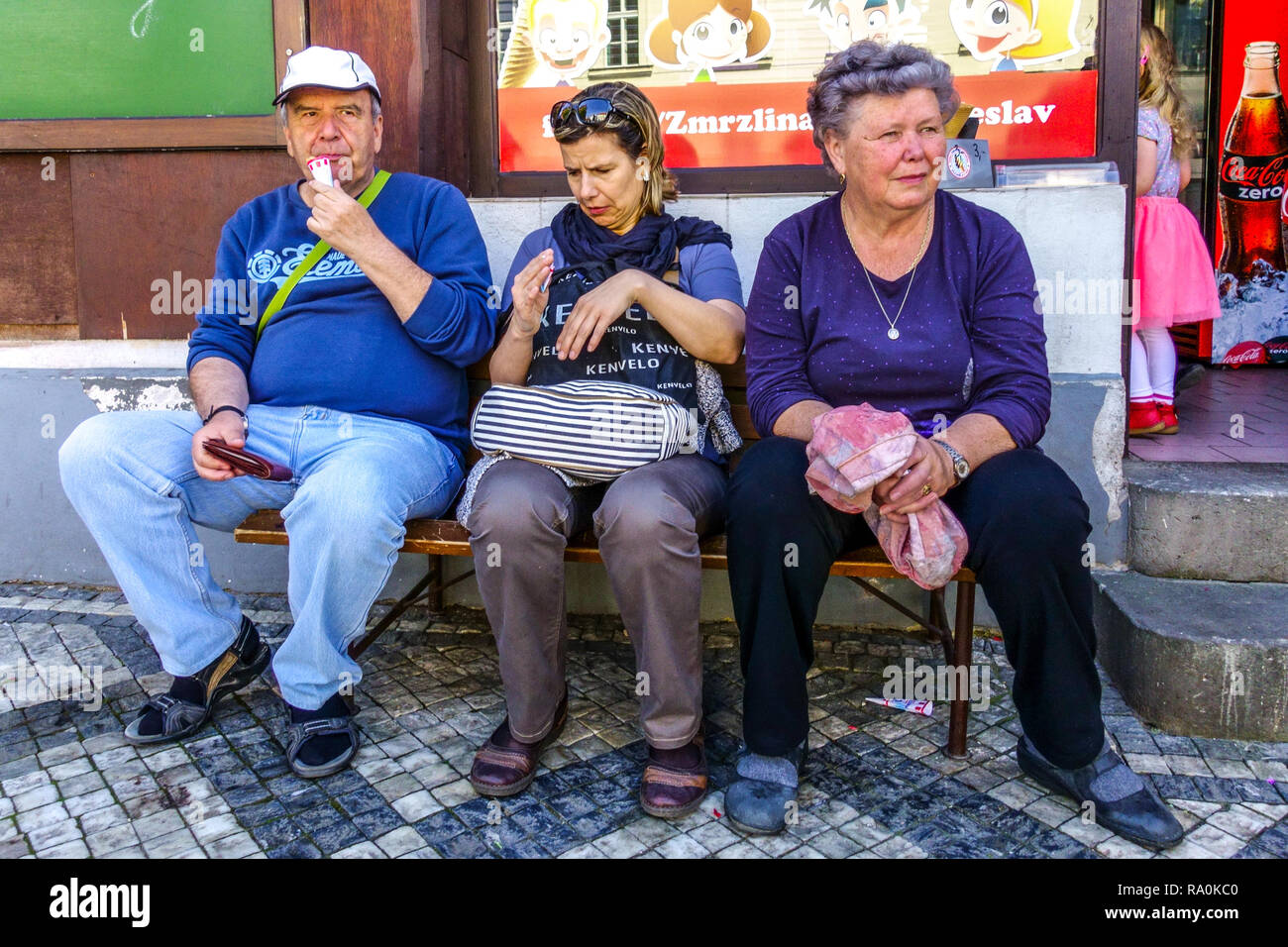 Tre anziani su una panchina, anziani della Repubblica Ceca su una panchina Foto Stock