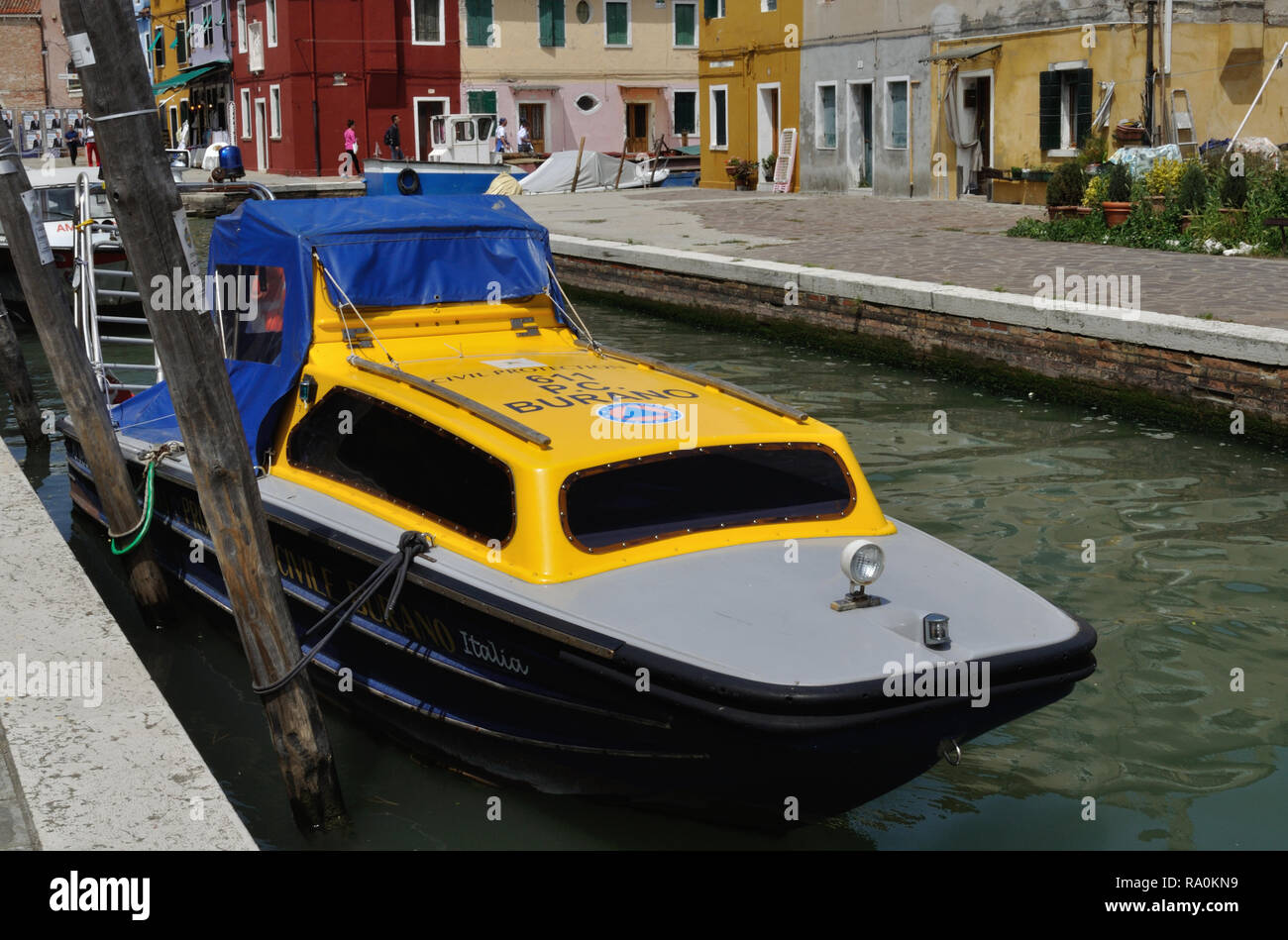 Un battello appartenente al Dipartimento della Protezione Civile, Burano, è visto ormeggiato sull'isola. Foto Stock